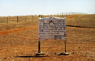 The dingo fence at Coober Pedy, South Australia. Credit: Schutz, Wikipedia Commons, CC BY-SA 3.0.